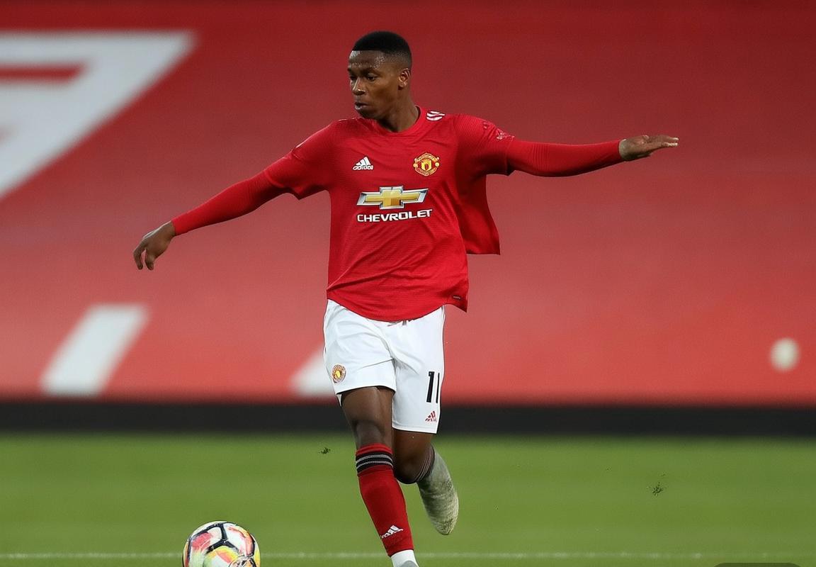 皇马巴黎引援受挫：维尔茨奥斯梅恩留队，曼联留住核心球员成欧洲冬季转会窗口焦点